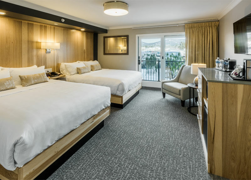 Host 4 people with 2 queen beds and a private deck in our Lodge Double Queen room